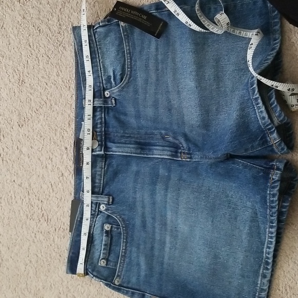 Banana Republic Classic Jean shorts size 29/8 in medium wash. - Picture 6 of 7